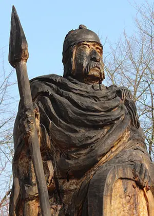 Eine Keltenfigur aus Holz